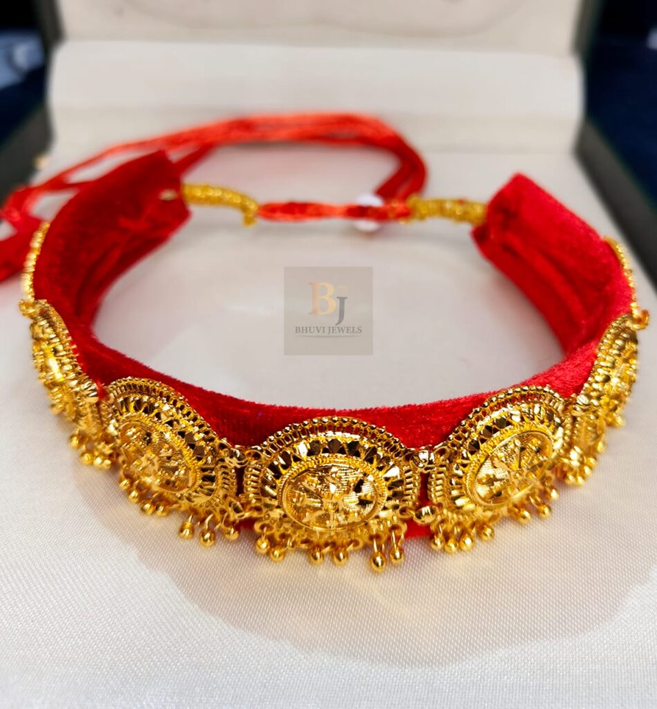 How to wear a Pahadi guloband so it sits right all evening
